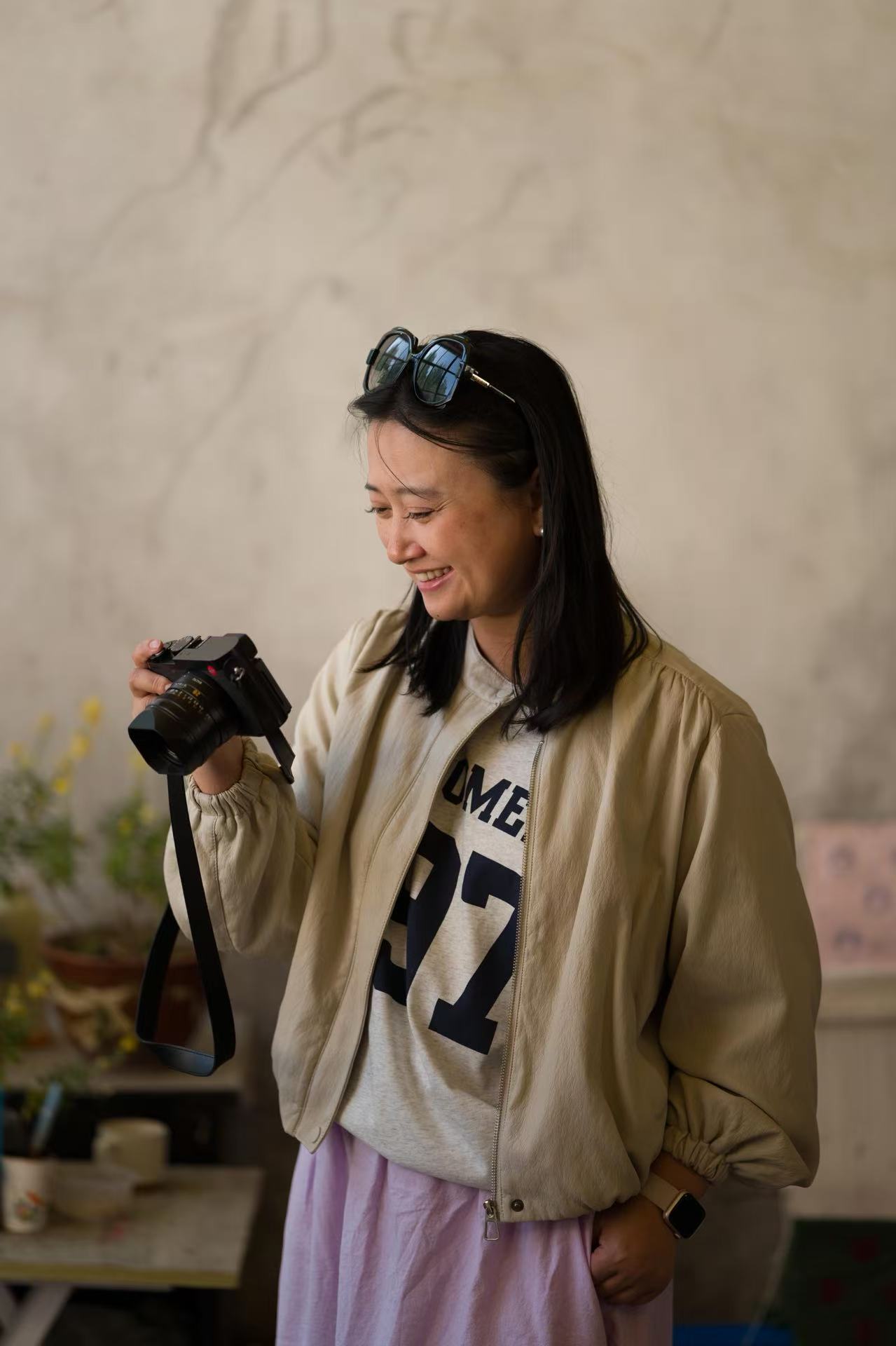 Feng Xiaodan holding a camera