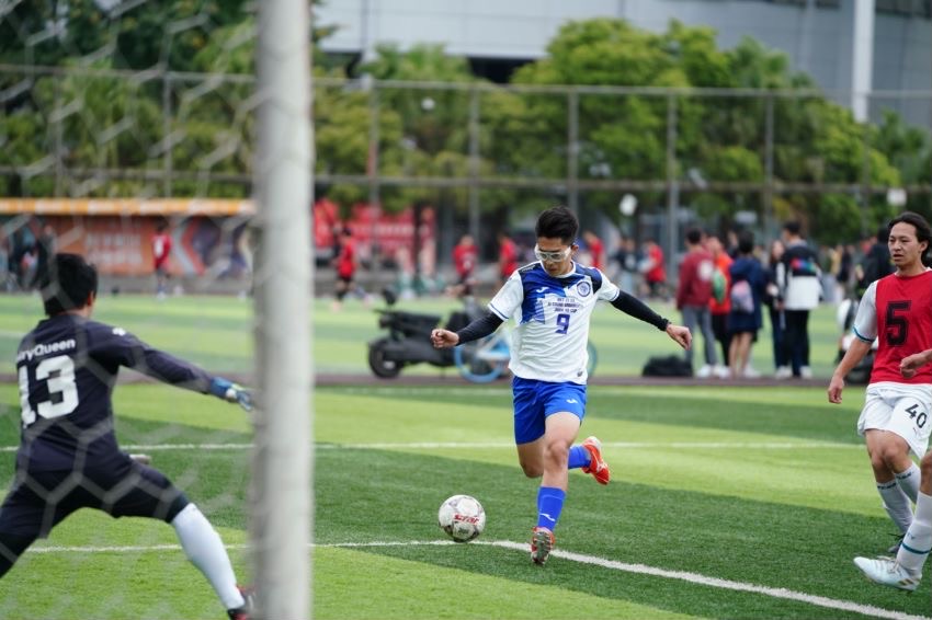 Song Yuxing playing football